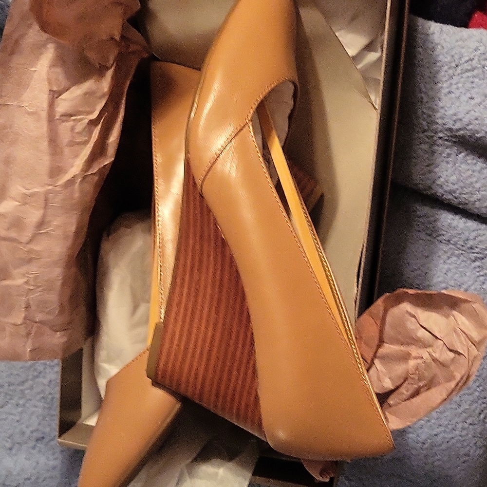 SHOES - Picture 3 of 3